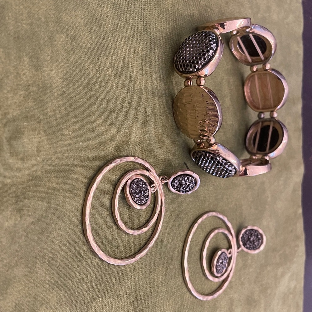 Bracelet and earrings set.